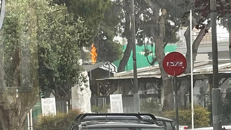 Φωτιά από κεραυνό στο Μαρούσι – Έπεσε σε πεύκο δίπλα σε καφετέρια